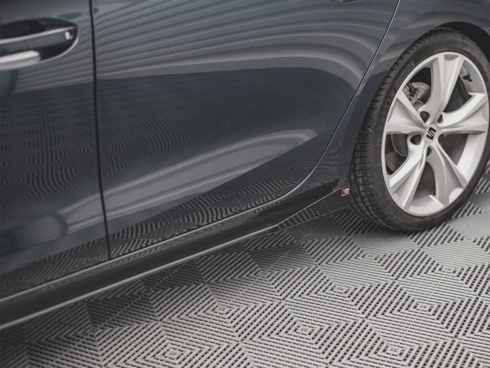 Maxton Design GLOSS FLAPS Side Flaps Seat Leon FR MK4 2020- Maxton Design SR